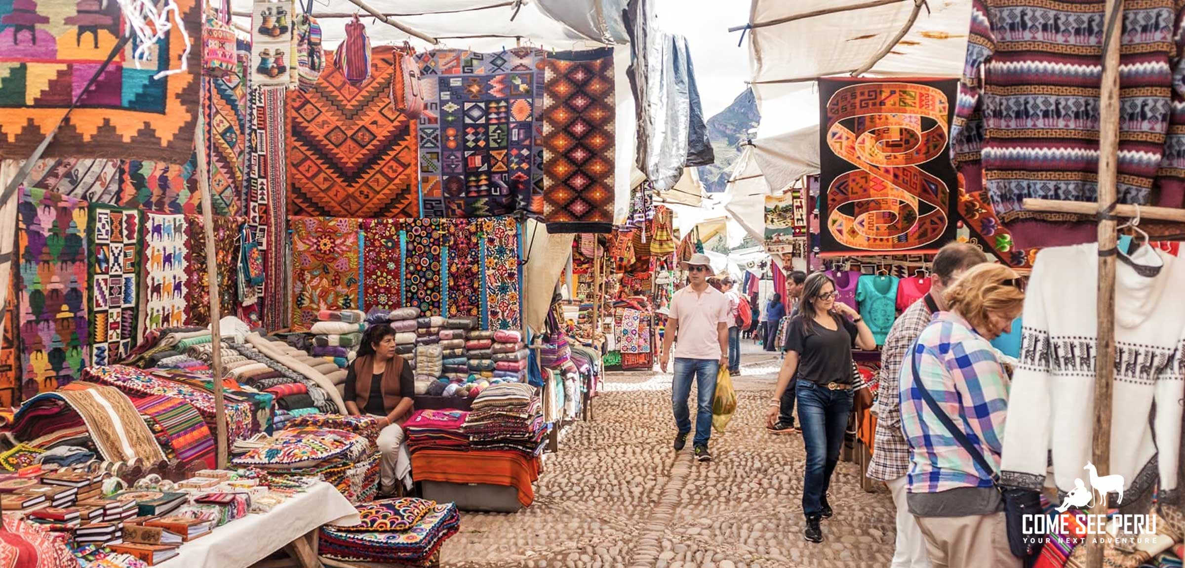 The bustling market of Pisac