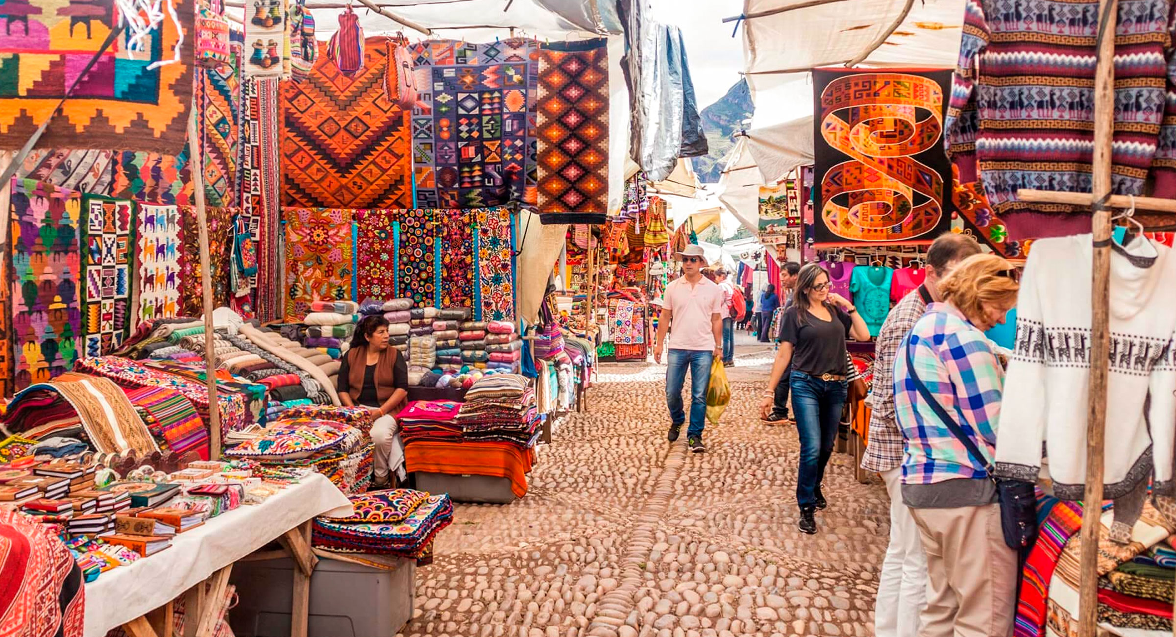 The bustling market of Pisac